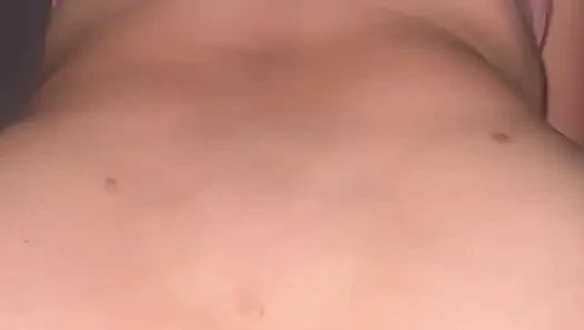 Sepupu tiriku yang cantik tahu cara menunggangi penisku