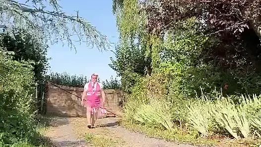 Dışarıda bir akşam için sıkı pembe elbise içinde giyinmiş