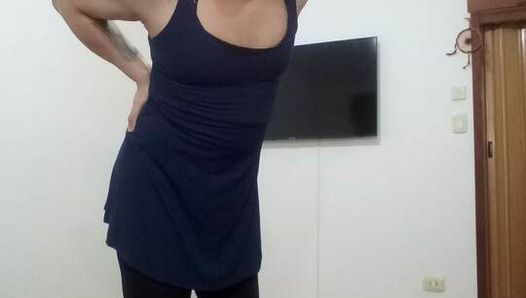 Crossdresser s'habille pour "sucer le sexe" Lara la tapette blanche de nue à habillée sexy petit show trans, trans transsexuelle