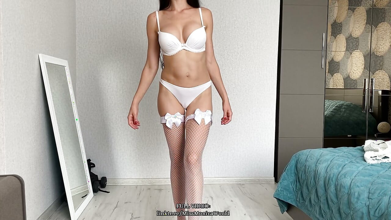 สาวผมน้ำตาลน่ารักเต้นเปลื้องผ้าโชว์ก้นใหญ่
