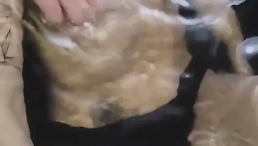 Jakuzide rahatlıyorum, göğüslerime masaj yapıyorlar