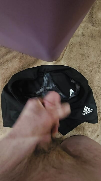 ฉันแตกในลูกพี่ลูกน้องสาวตัวเล็กของฉัน ผ้าสแปนเด็กซ์วอลเลย์บอลและกางเกงในสกปรกของเธอที่เธอทิ้งไว้บนพื้นห้องน้ํา