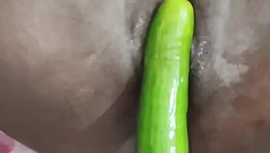 Pati ne mere chut me kheera dalakar chut ko fadkar diya