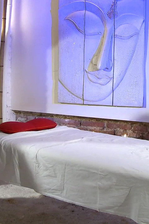 Massagerum - Mandlig massør behandler Bella Babys lille fisse med omhu