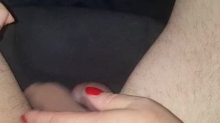 Ballbusting dans une voiture