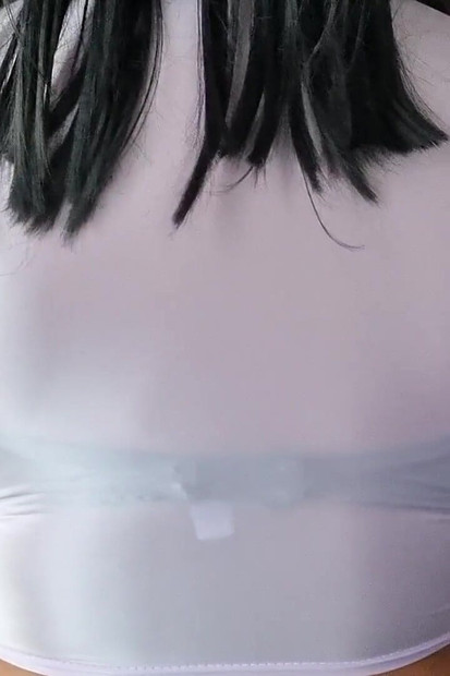 Prekrasna i seksi prozirna majica od spandexa i crni grudnjak sa šiljastim sisama