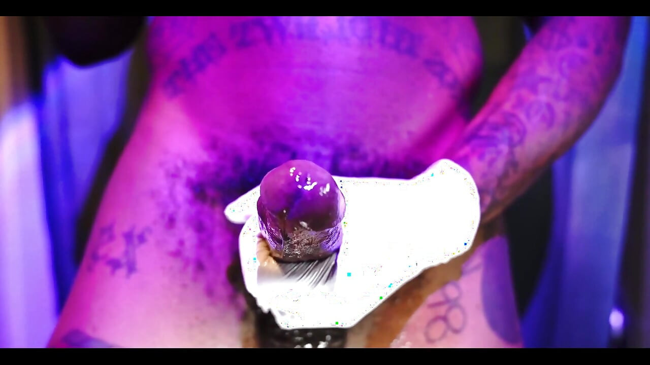 Tôn thờ con cu to đen có lông Hallelujah Johnson (như ở trên như vậy dưới đây)