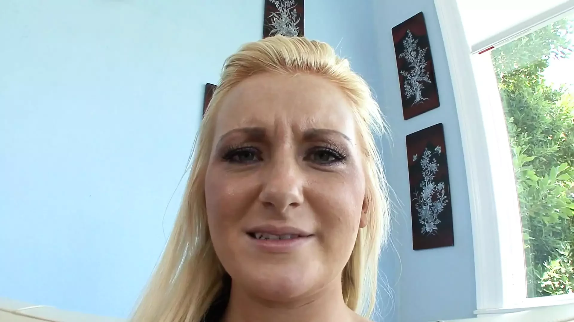 Geiler hengst knallt ein blondes schätzchen hart auf der couch