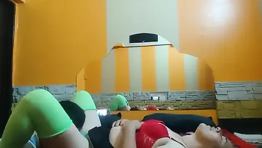 Motelde bana sakso çekti, ben telefonumla filme alırken 69 ve domaltarak yaptık