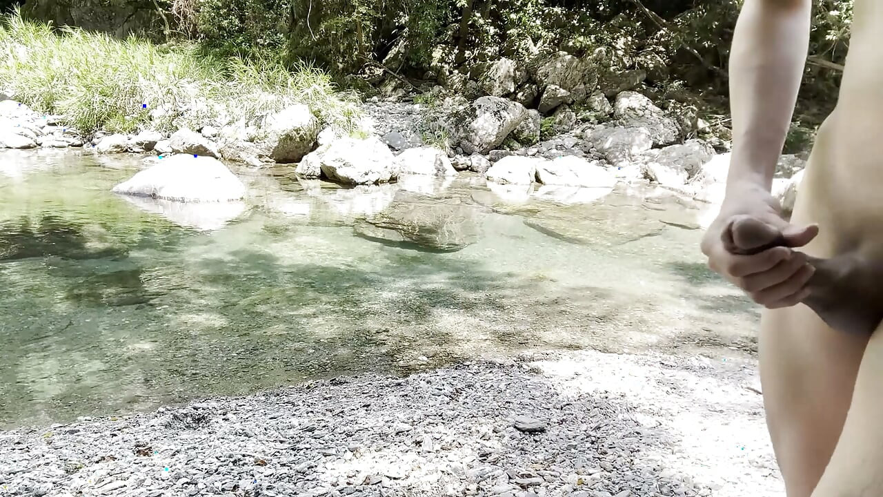Masturbación desnuda en el río