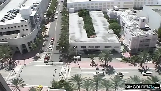 Brünette brünette schoenheit in wilder oral-action