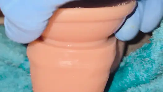 Tante seksi ana liz lagi asik muasin lubang pantatnya pakai 2 dildo bergantian