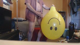 두 개의 스마일 풍선: 팝과 정액 - 6-21 - balloonbanger