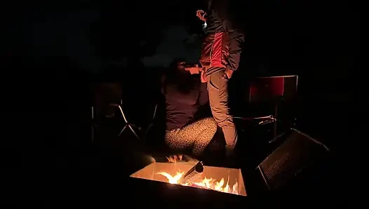 Ehefrau erwischt beim masturbieren auf der öffentlichen toilette, dann am lagerfeuer gefickt