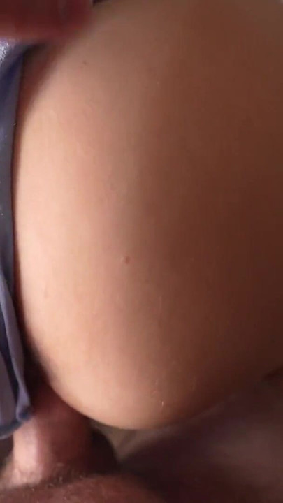 Ik duwde haar korte, sexy korte broek opzij en onthulde haar mooie kont om haar te neuken | Clip 1