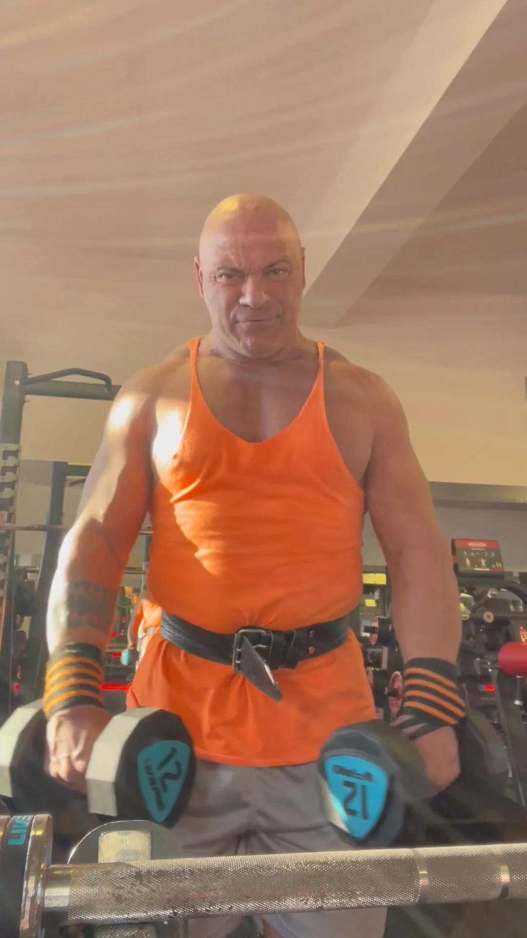 Vücut geliştirmeci emiyor. Ağzına boşal. Str Seduced
