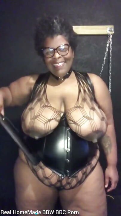 In posa in un abito sexy da dominatrice