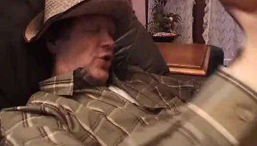 Ginger französische puppe gibt diesem geilen cowboy alle ihre löcher