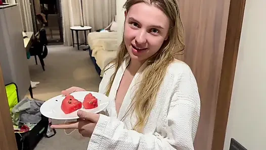 Курьер с большим хуем жестко трахает порноактрису сочной со спермой в киске