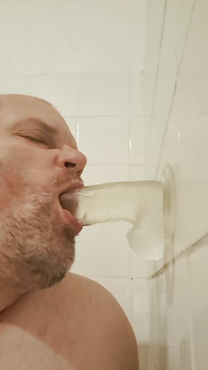 Sání dilda ve vaně