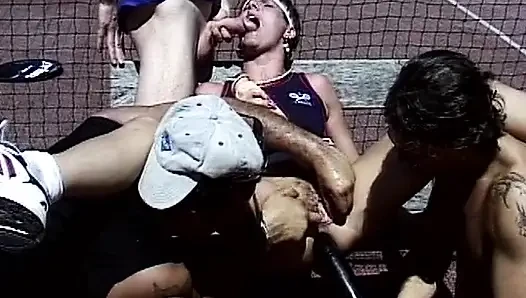 Piss-süchtige französische schlampe wird im gangbang auf dem tennisplatz gefickt