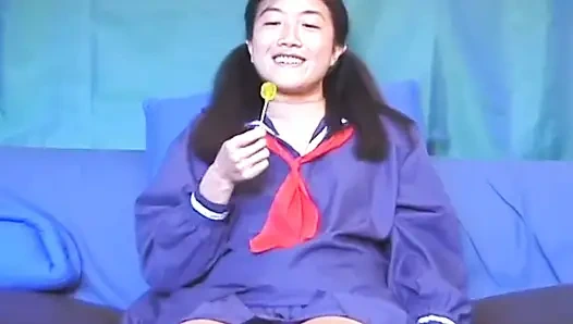 Üniversite üniforması içinde yarak üzerinde Asyalı minyon