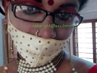 Indische travestiet slet Lara D'souza sexy video in Saree 1