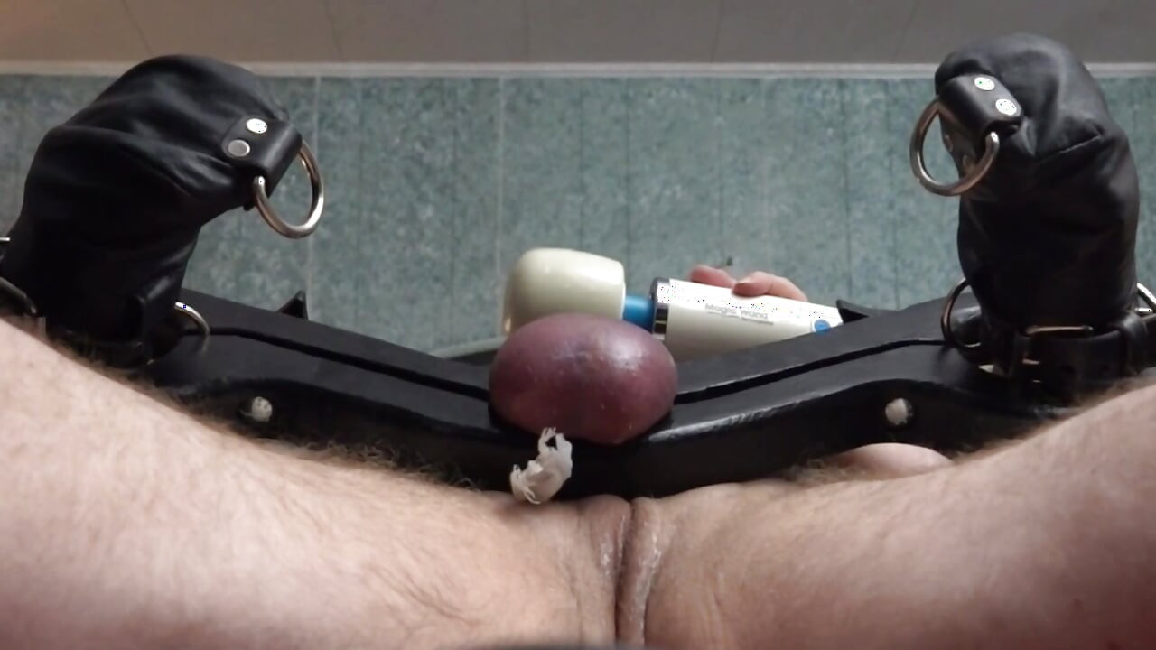 Sklavin im ball & Handgelenk stock mit Maschinenfick & CBT