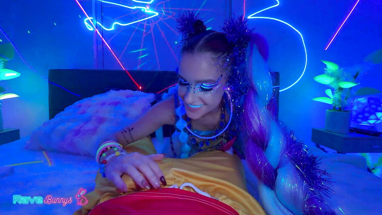 Neon bebê Madison Steel vive uma fantasia de DJ neon em uma rave privada!