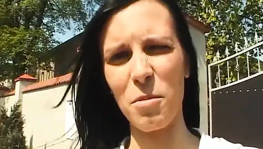 Cewek cantik rambut cokelat masturbasi sebelum nyepong kontol aksi pov