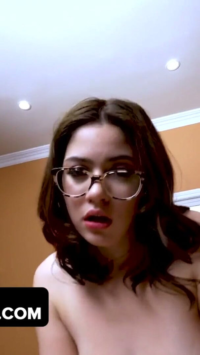 Fiica vitregă obraznică Ellie Nova joacă întotdeauna farse sexuale pe tatăl ei vitreg nevinovat - tată | Clip 3
