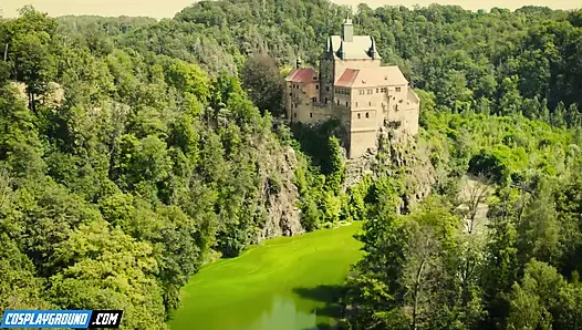 Ana Foxxx трахает Kenna James с гигантским зеленым дилдо, и они кончают вместе, порному порно косплей пародия