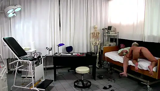 Блондинку-телочку трахнули в ее тугую киску