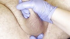 Masáž prostaty a výstřik v latexových rukavicích
