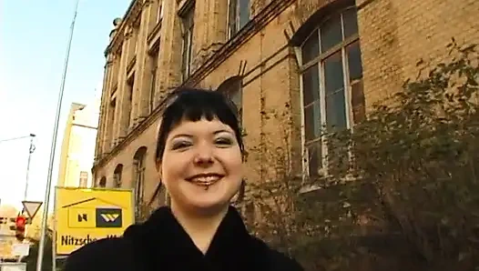 Inked schÃ¤tzchen spielt beim casting mit ihrer möse