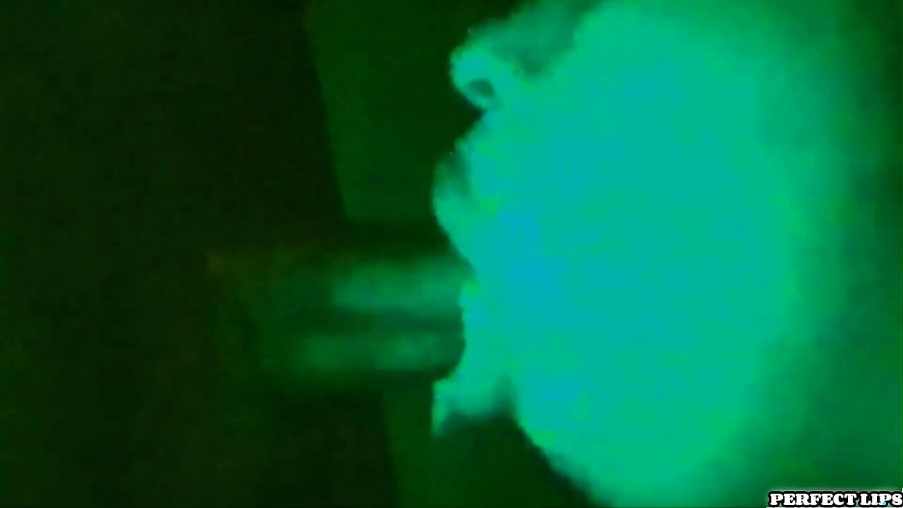 Elle a fait une vision nocturne et suce une bite !!