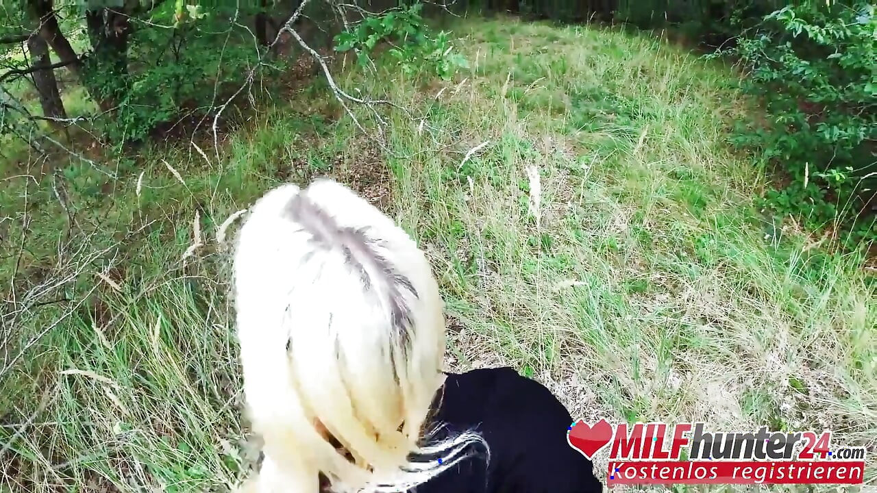 Niegrzeczna kurwa randka Harleen van Hynten w parku! MILFhunter24