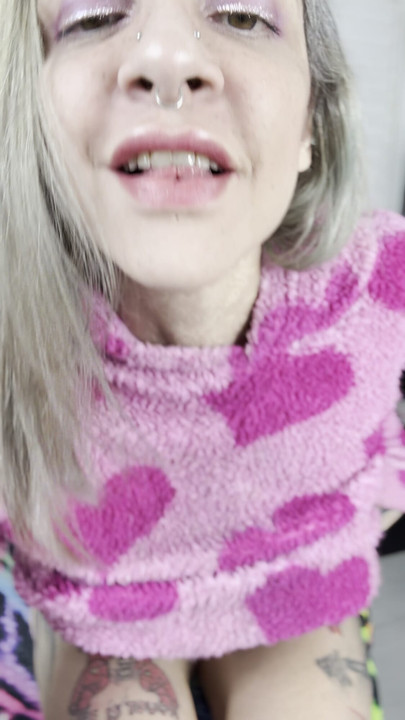 Pokud si myslíš, že jsem tady špatná... sleduj mě tam 🍒
