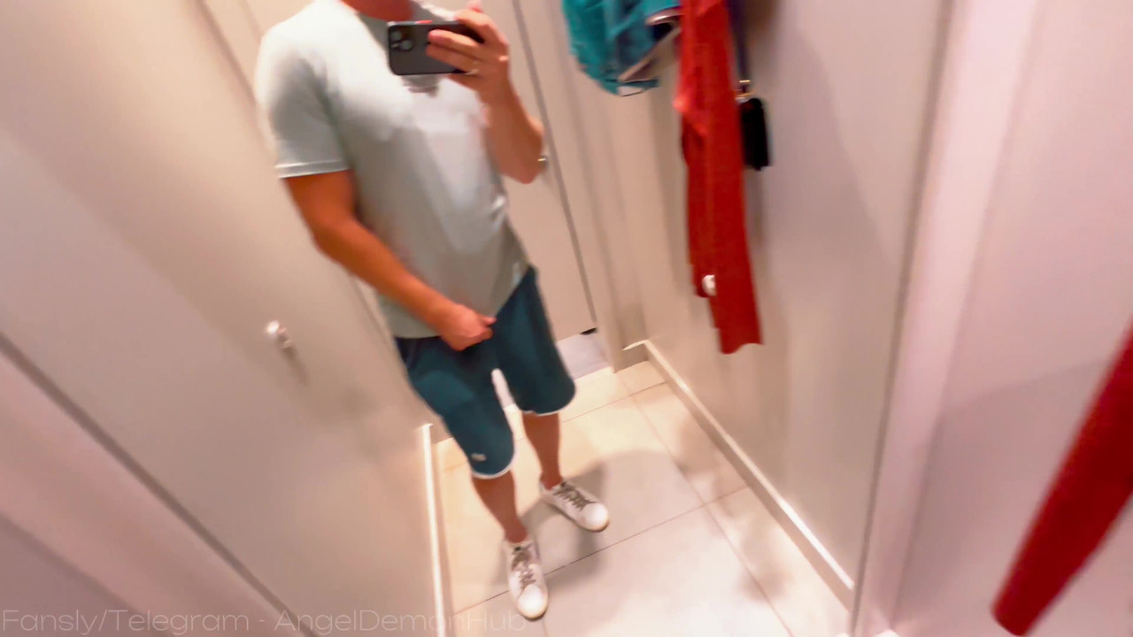 和女销售员在试衣间随意做爱