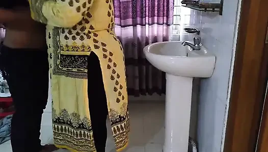Pakistani Stepaunty Fucked by Neighbor Hot Guy When She Was Ready for Go to Meet with Her Ex Boyfriend