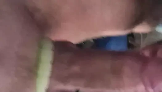Cinta ketika dia bersandar ke tempat tidur dan membuka lubang pelacurnya tenggorokan.