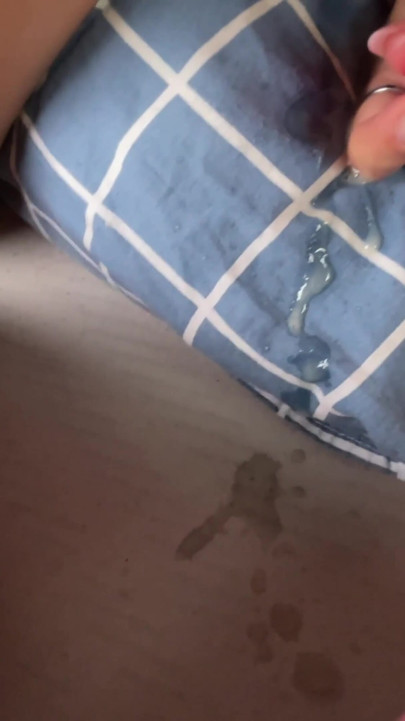 Amatørpar har hård sex, der ender i en Creampie | Klip 2