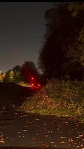 トラック運転手のために裸足で外でオナニーしていて、もう少しで業者に見つかりそうになった |クリップ2