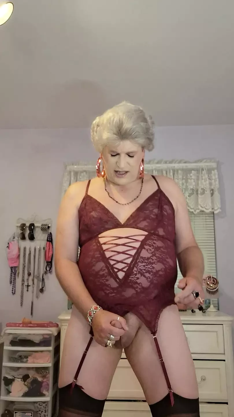 Oma Tranny Vicki wil meten en seks hebben met sexy jonge mannen!