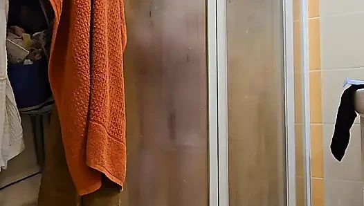 Büyük yumuşak doğal memeli ve büyük götlü sevimli iri güzel evli kadın duş alıyor