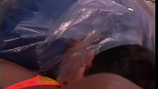 Cewek semok ini lagi asik muasin memeknya pakai dildo dan kontol besar
