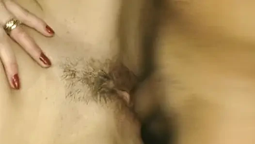 Pelacur Jerman pirang panas berbagi kontol besar di foursome klasik