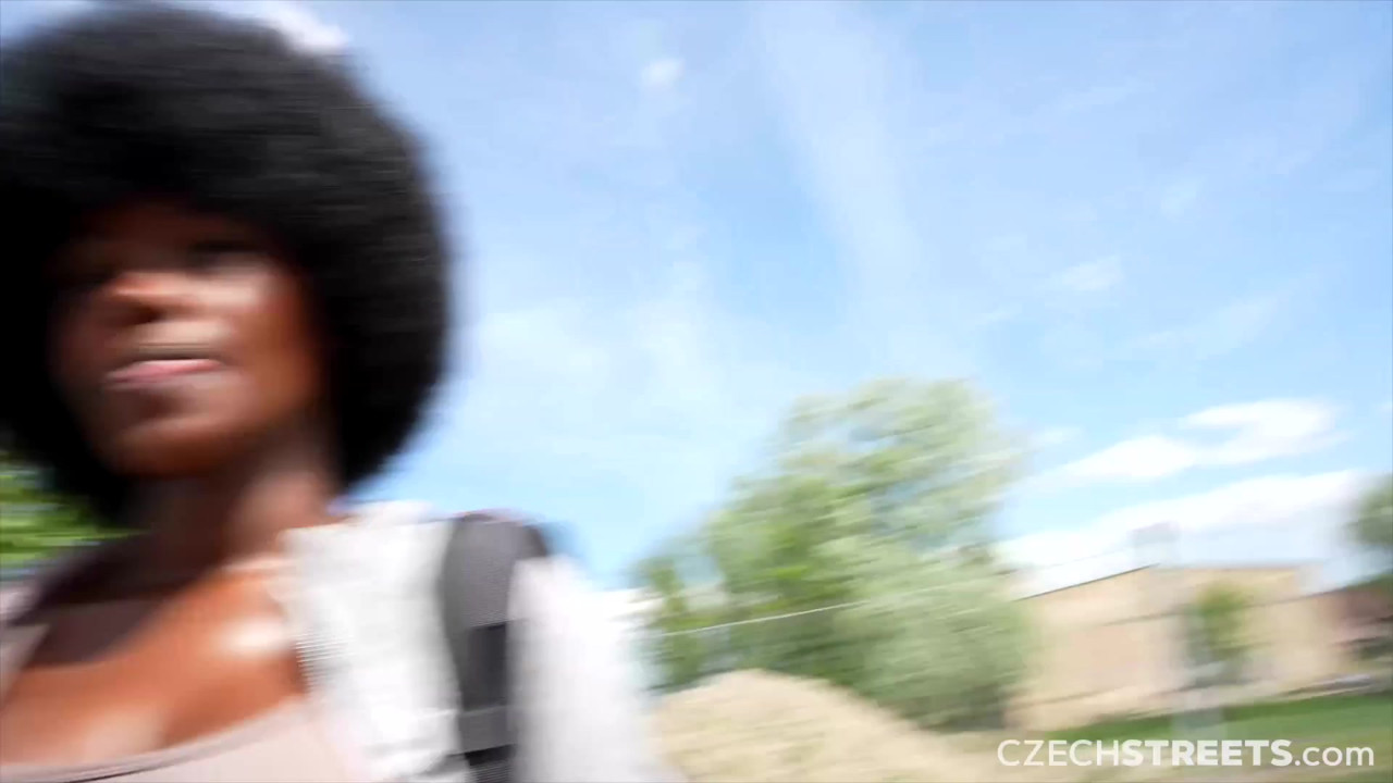 チェコの通り152:かわいい巨乳の黒人の女の子と急いで