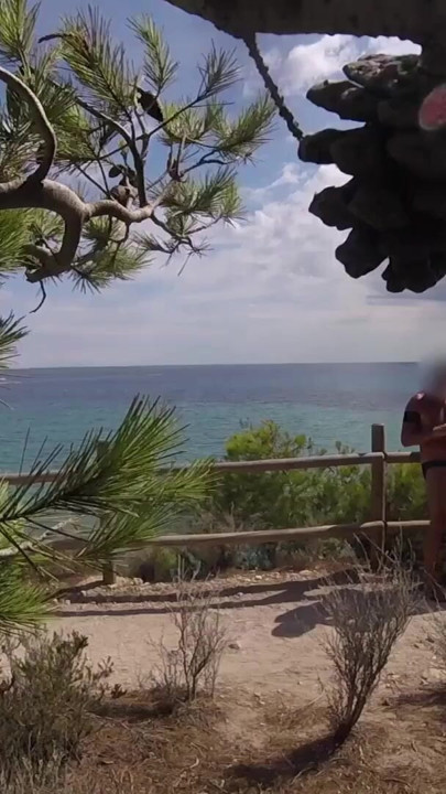 Dick flash - I pull out my cock in front of a French girl on the beach path and she helps me cum in mounth CAUGHT !!! | Clip 1