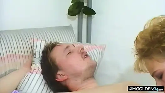 Heisser Oralaustausch mit blonder Verfuehrerin